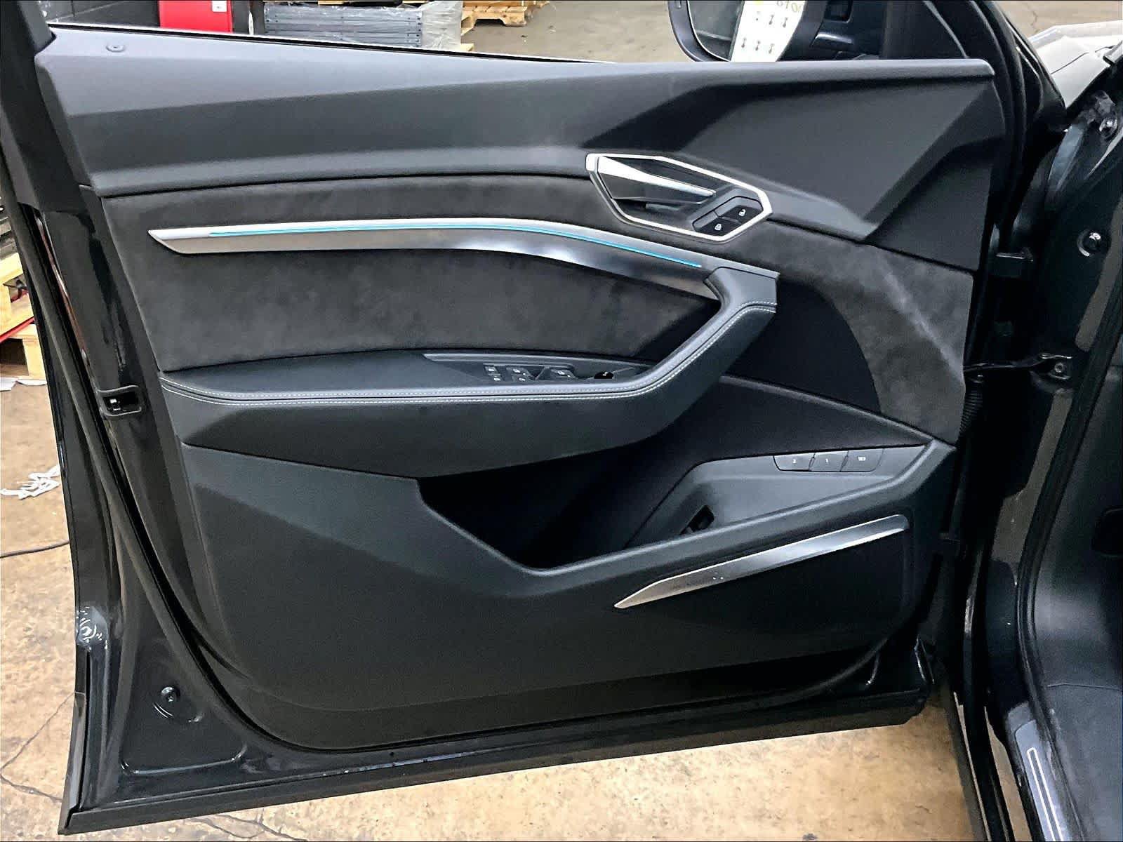Used 2019 Audi e-tron Prestige w/ Prestige Package AWD/4WD image 27
