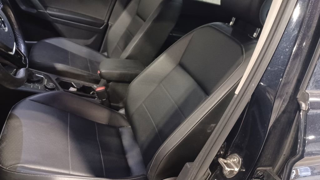 Used 2018 Volkswagen Tiguan SE w/ Panoramic Sunroof Package image 6