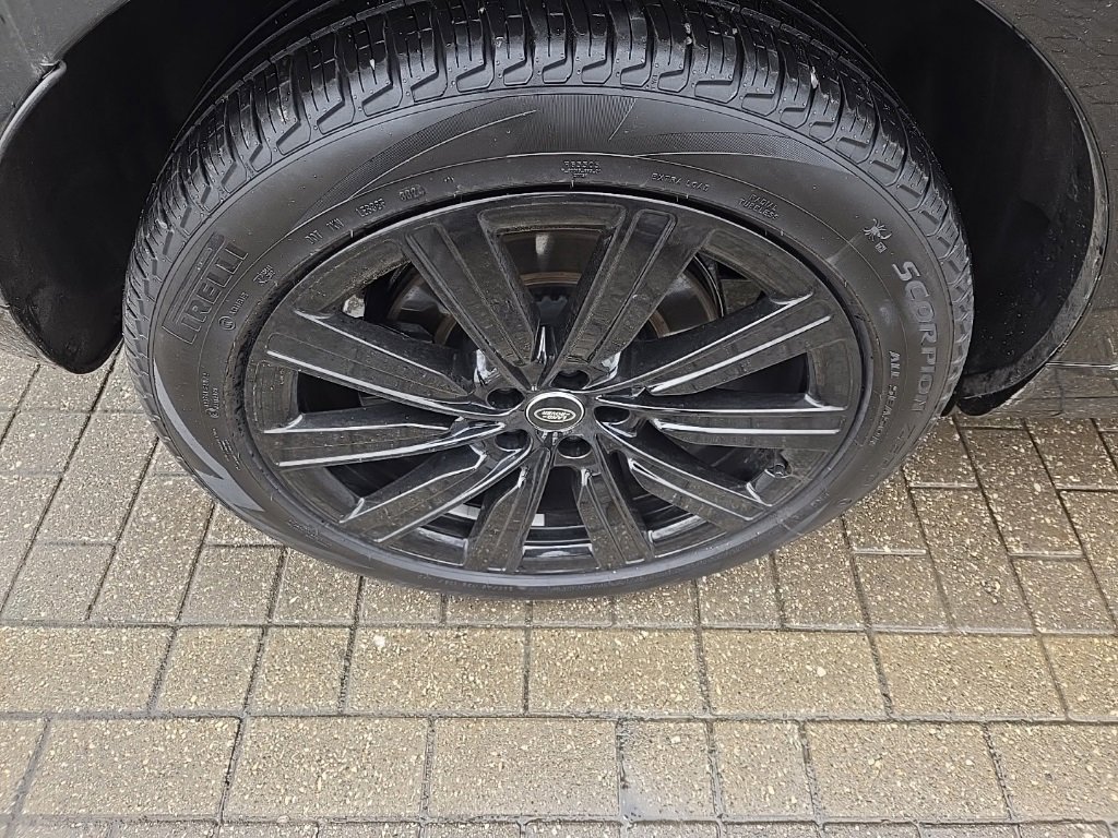 Used 2025 Land Rover Range Rover SE image 12