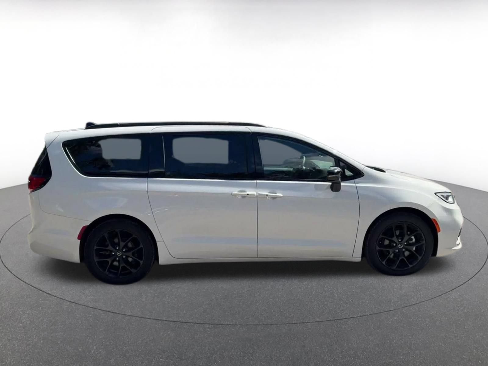 Used 2025 Chrysler Pacifica Limited FWD image 15