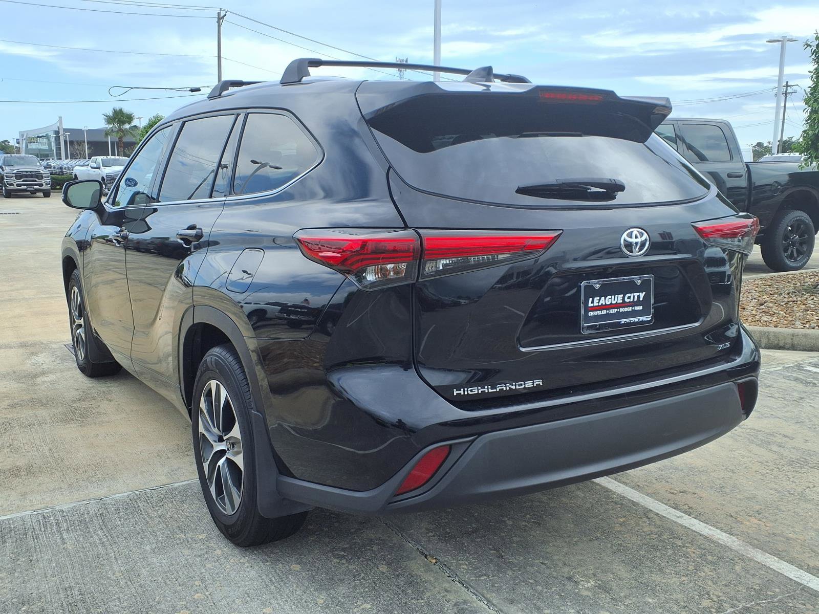 Used 2022 Toyota Highlander XLE FWD image 2