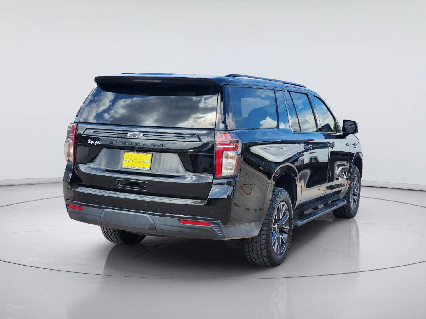 Certified 2023 Chevrolet Suburban Z71 w/ Luxury Package AWD/4WD image 5