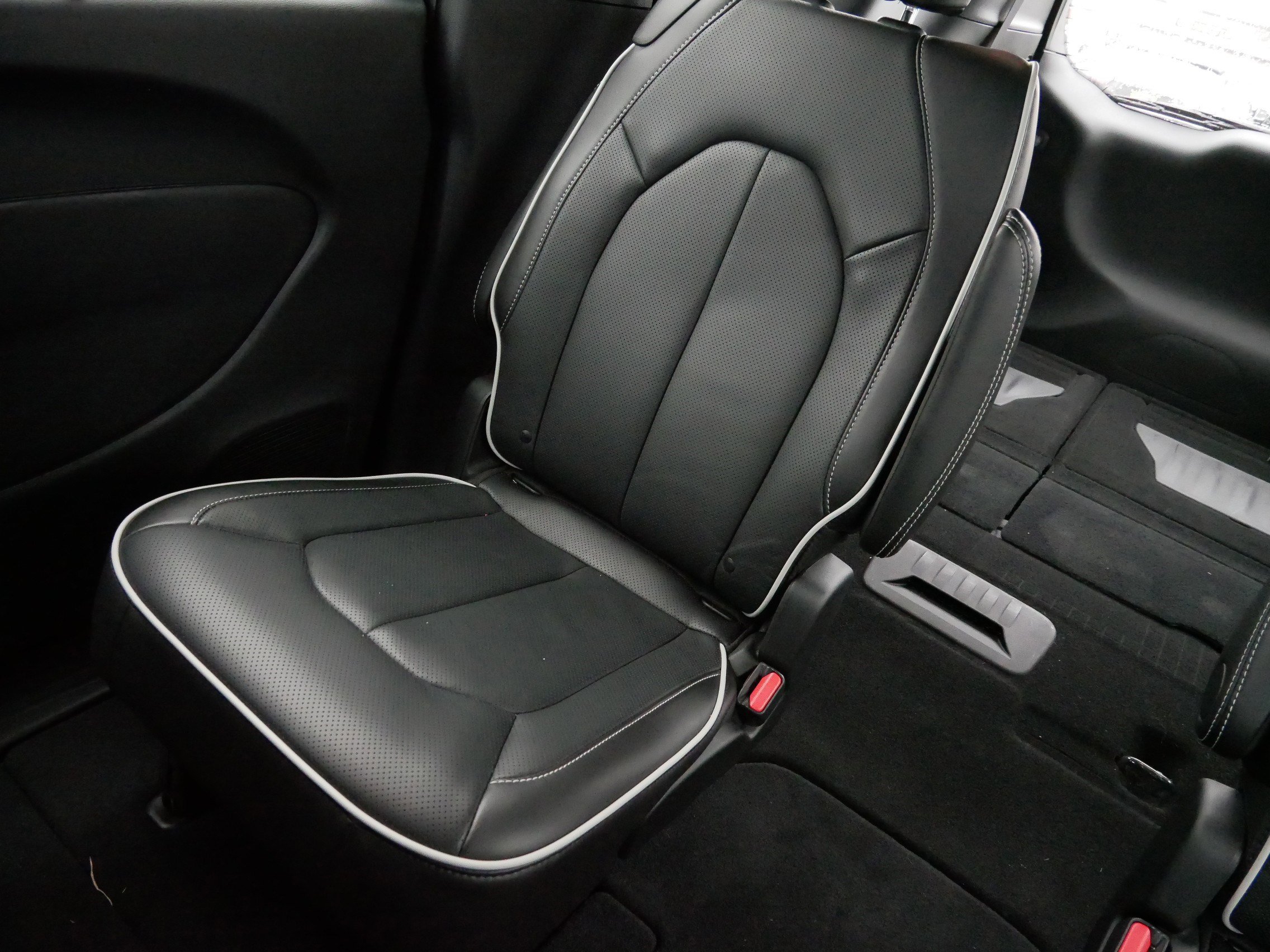 Used 2024 Chrysler Pacifica Limited w/ S Appearance Package image 12