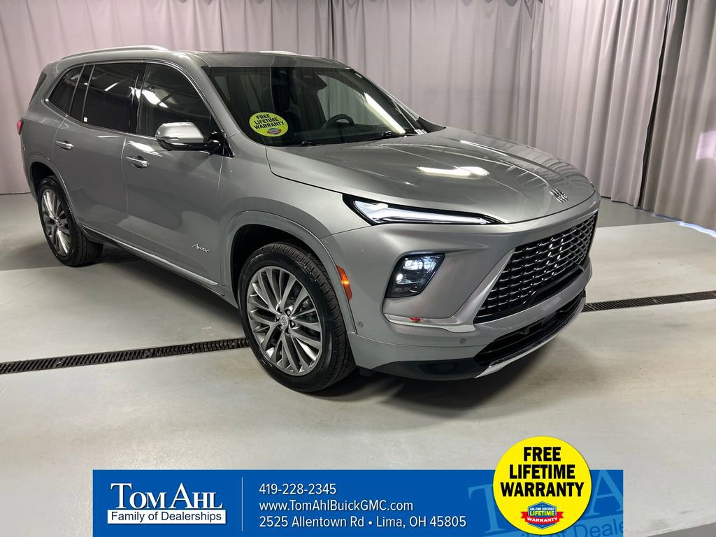 Used 2025 Buick Enclave Avenir image 1