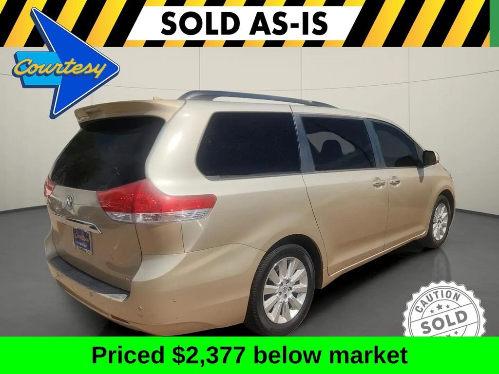 Used 2014 Toyota Sienna Limited w/ Limited Premium Package FWD image 7