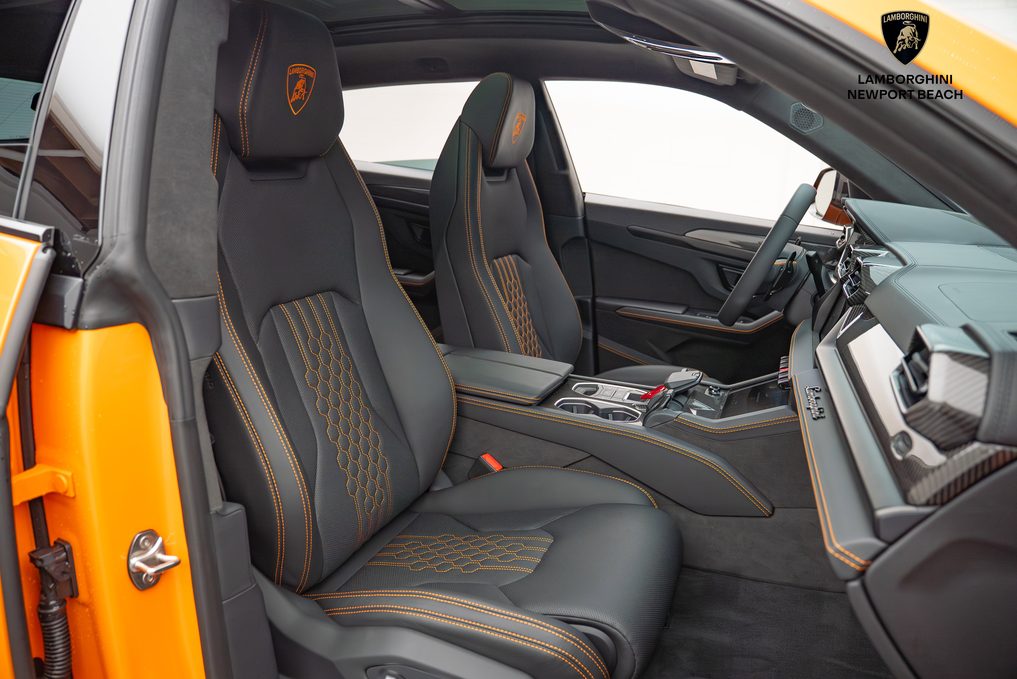 Used 2025 Lamborghini Urus SE AWD/4WD image 23