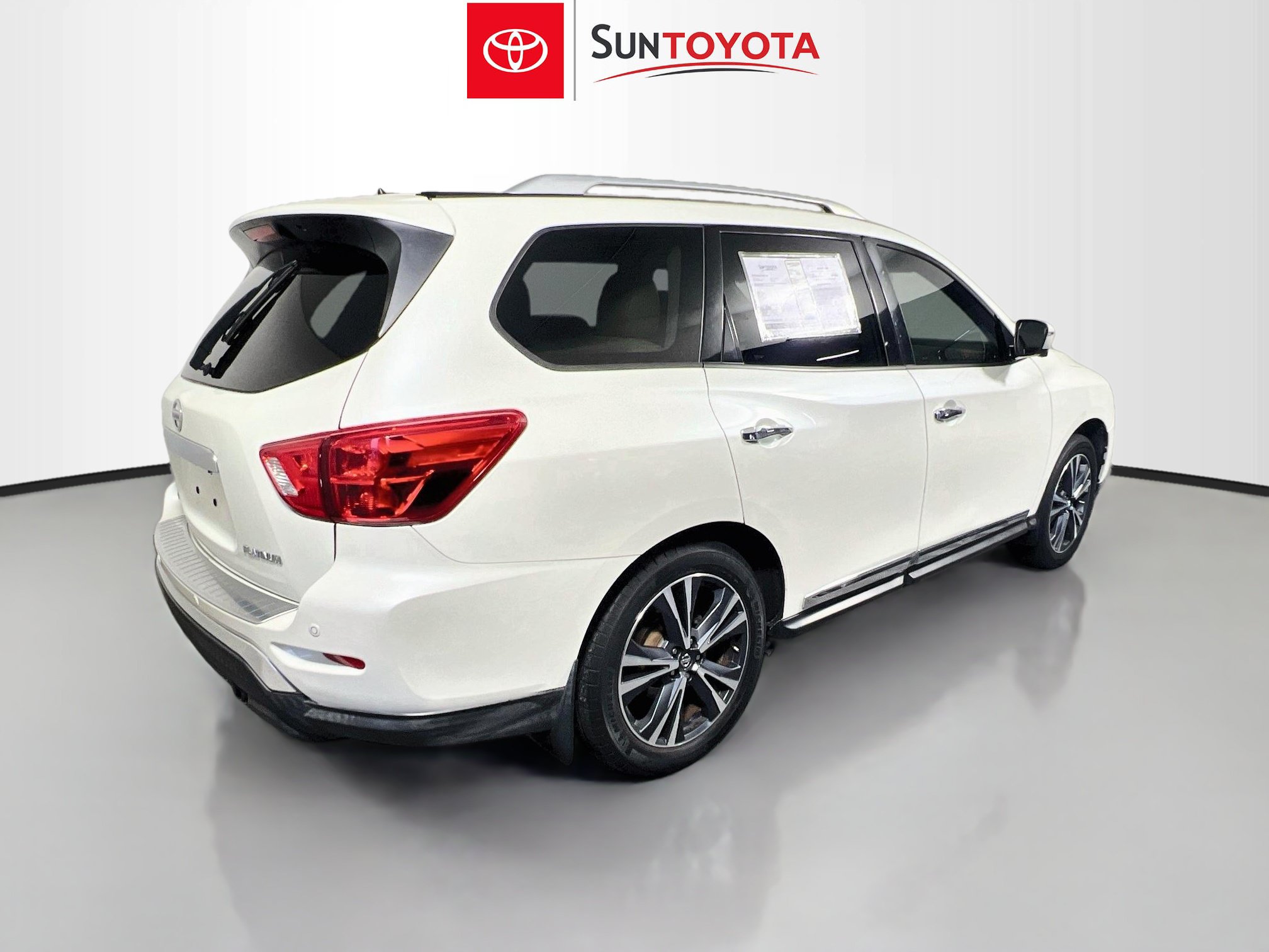 Used 2018 Nissan Pathfinder Platinum FWD image 4