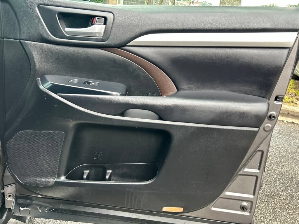 Used 2018 Toyota Highlander XLE AWD/4WD image 32