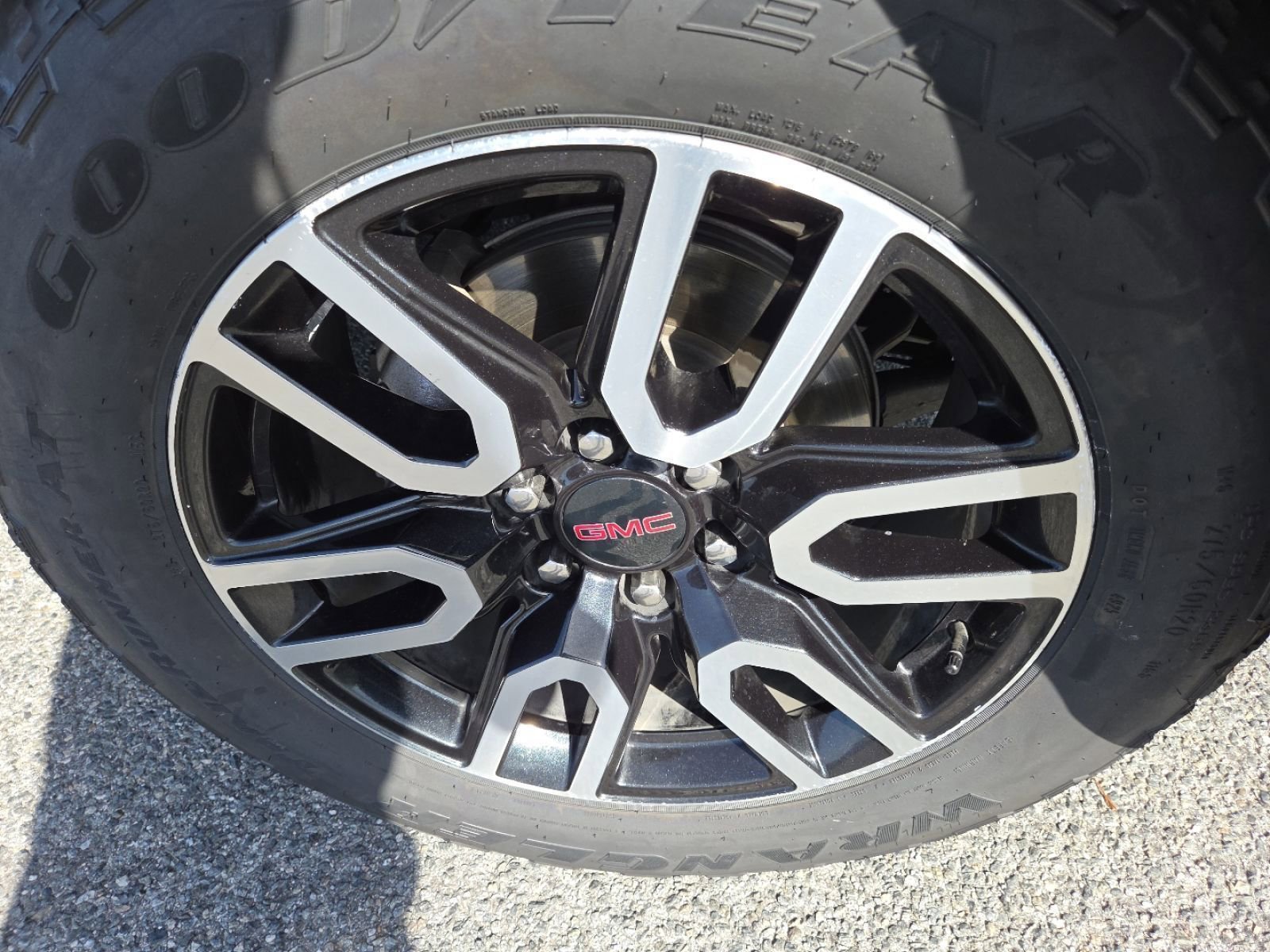 Used 2023 GMC Yukon XL AT4 w/ AT4 Premium Plus Package AWD/4WD image 17