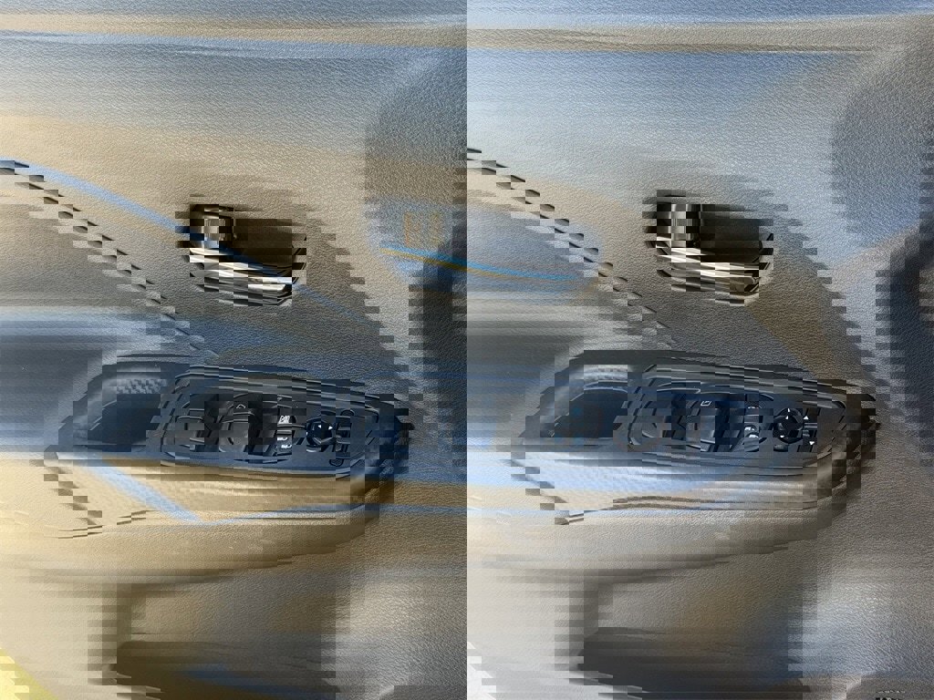 Used 2025 Nissan Versa SV image 25