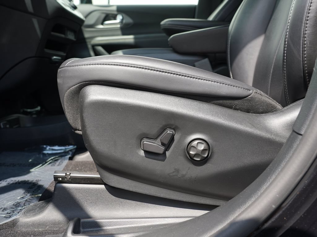 Used 2025 Chrysler Pacifica Select FWD image 15