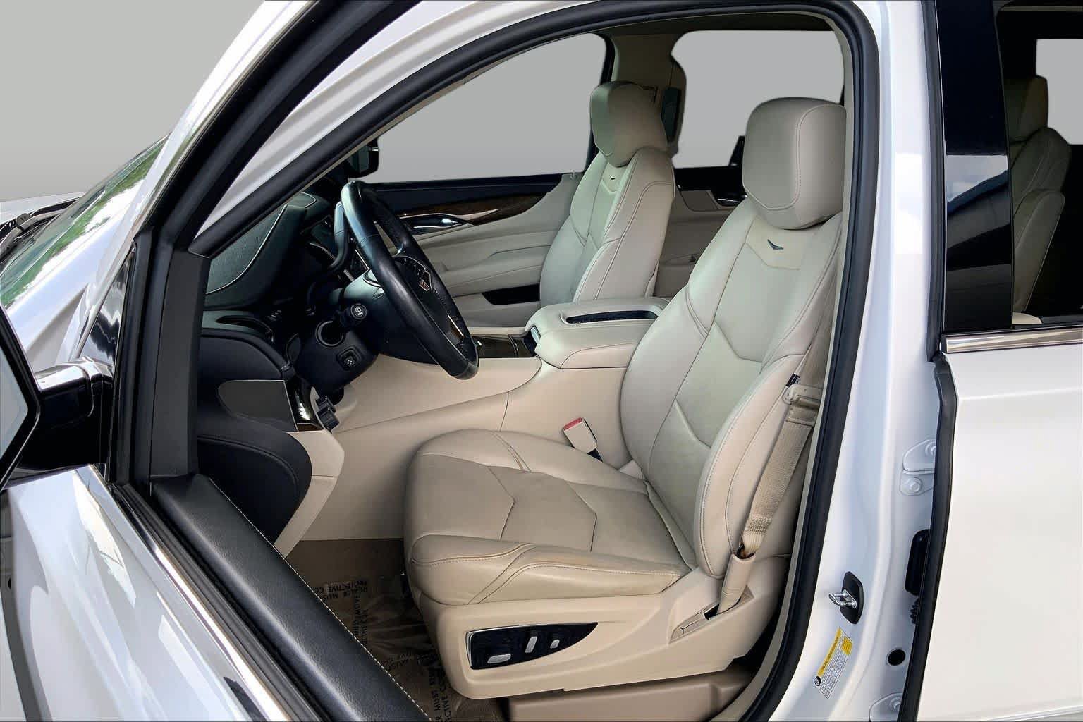 Used 2018 Cadillac Escalade Luxury AWD/4WD image 8