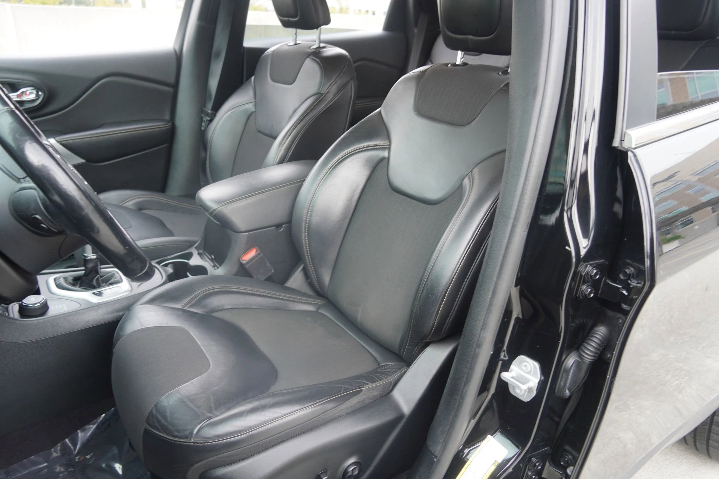 Used 2018 Jeep Cherokee Latitude Plus w/ Cold Weather Group image 8