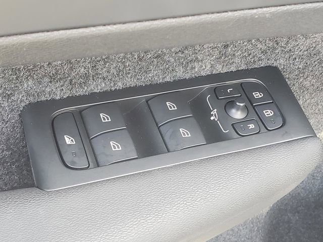Used 2025 Volvo XC40 B5 Plus AWD/4WD image 12