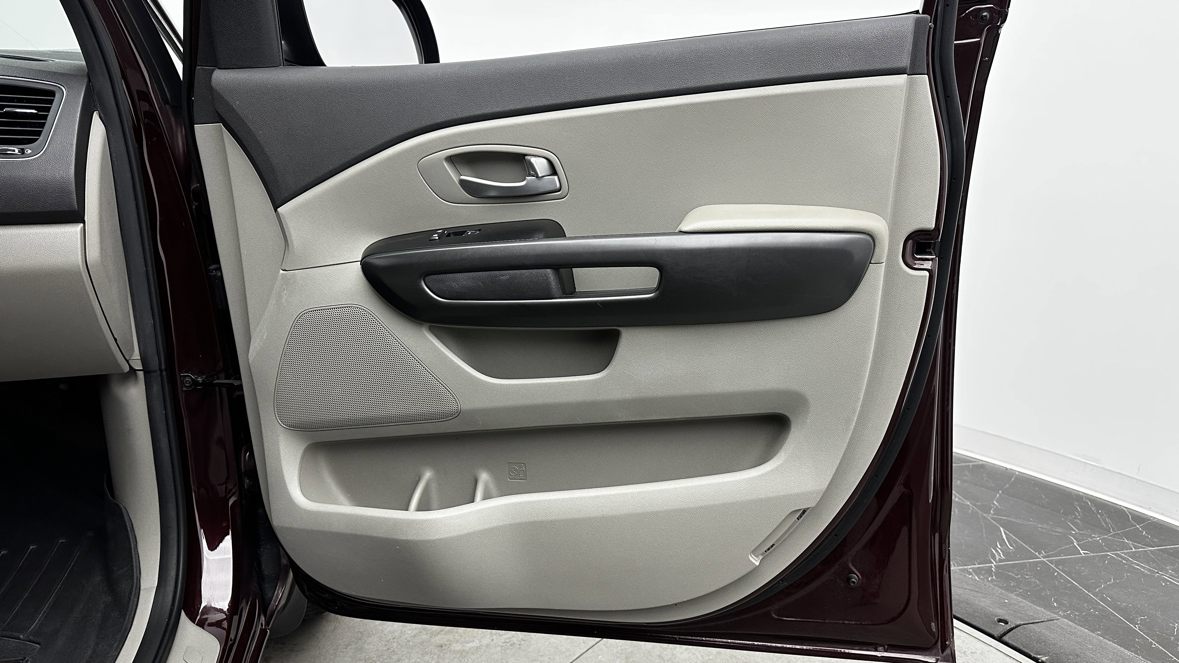 Used 2018 Kia Sedona LX image 32