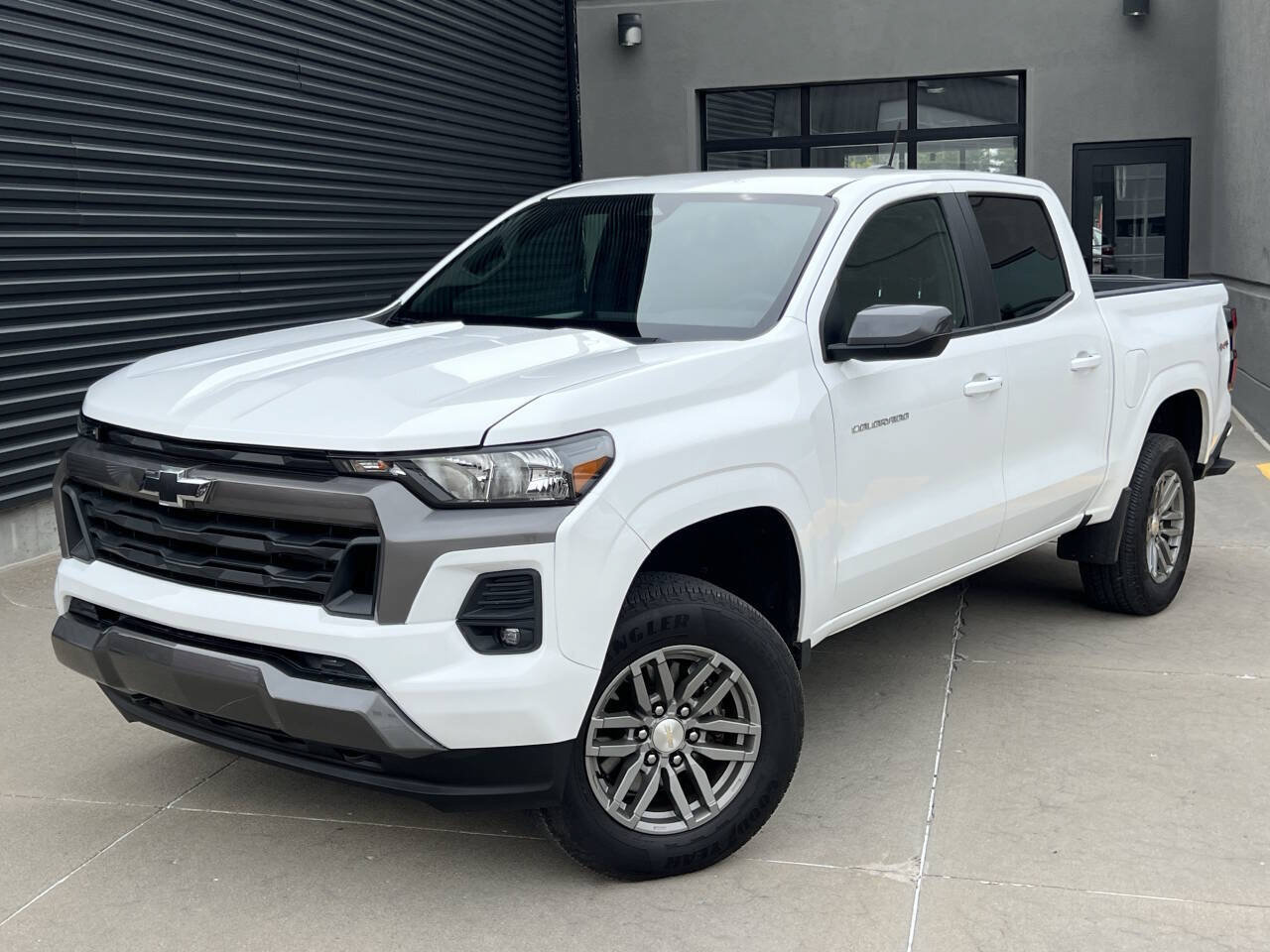 Used 2023 Chevrolet Colorado LT w/ LT Convenience Package AWD/4WD image 2