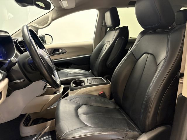 Used 2021 Chrysler Pacifica Touring-L image 8