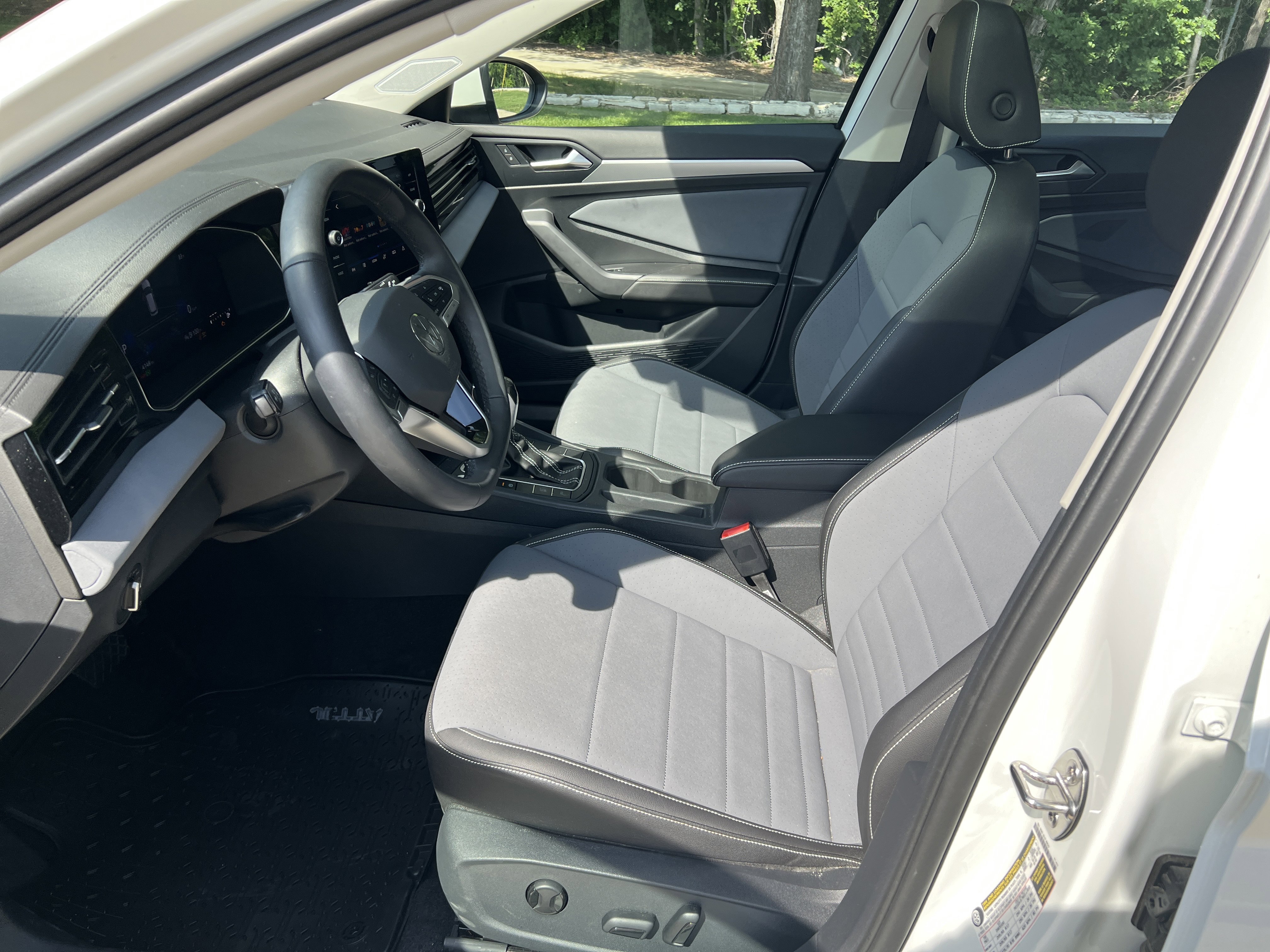 Used 2025 Volkswagen Jetta SE w/ Sunroof Package FWD image 15