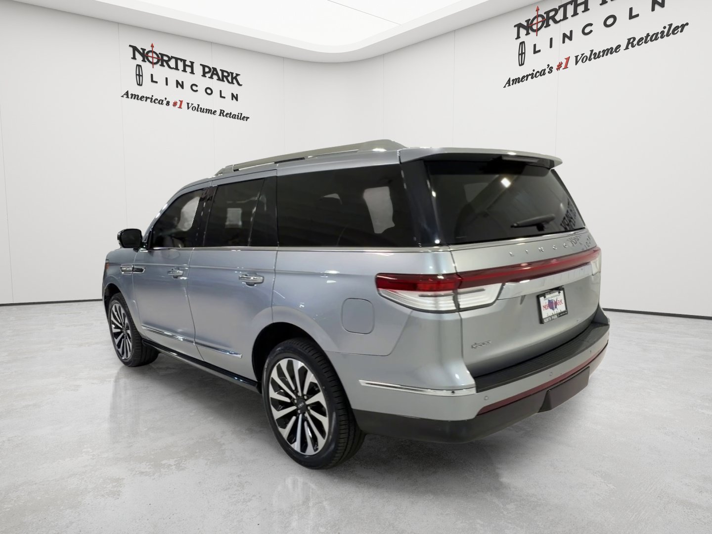 Used 2024 Lincoln Navigator Reserve AWD/4WD image 7