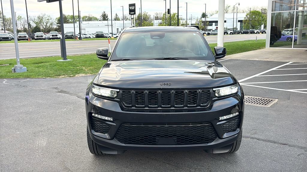 Used 2025 Jeep Grand Cherokee Limited w/ Black Appearance Package AWD/4WD image 5