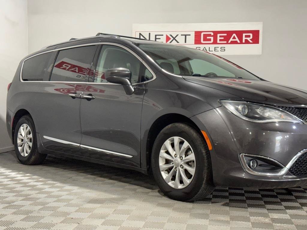 Used 2018 Chrysler Pacifica Touring-L FWD image 2