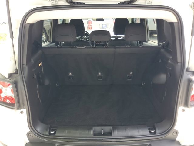 Used 2023 Jeep Renegade Altitude AWD/4WD image 9