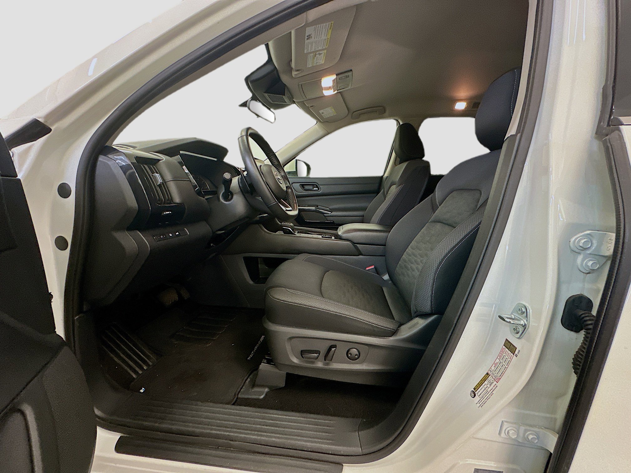Used 2025 Nissan Pathfinder SV image 13