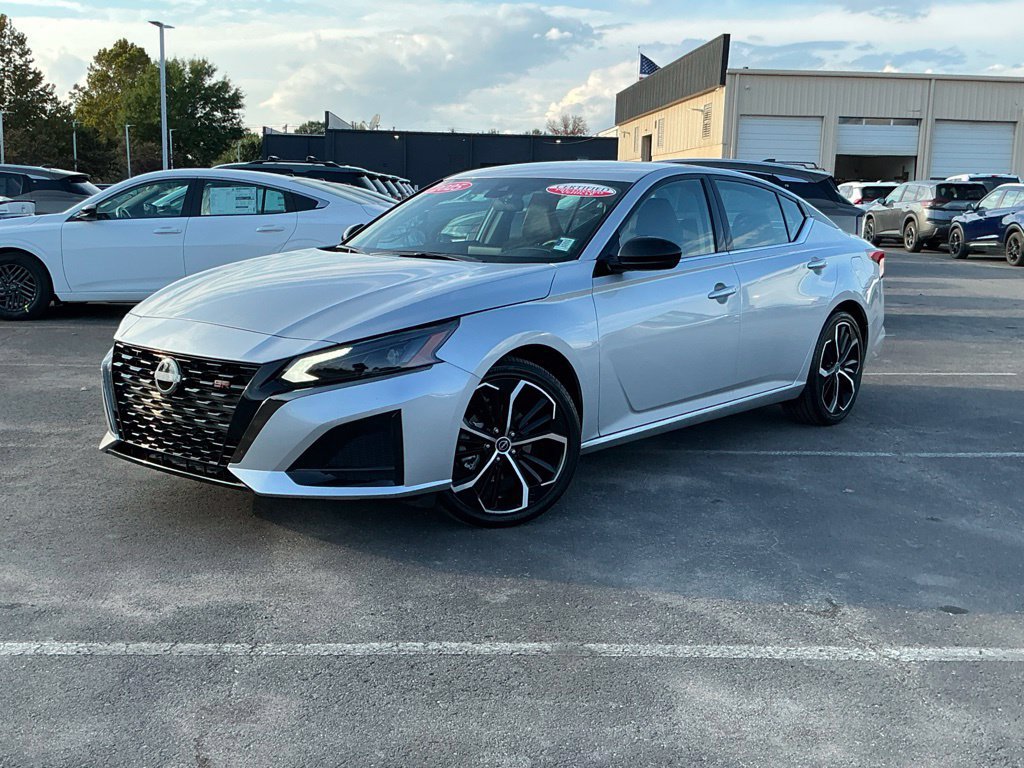 Used 2025 Nissan Altima 2.5 SR FWD image 2