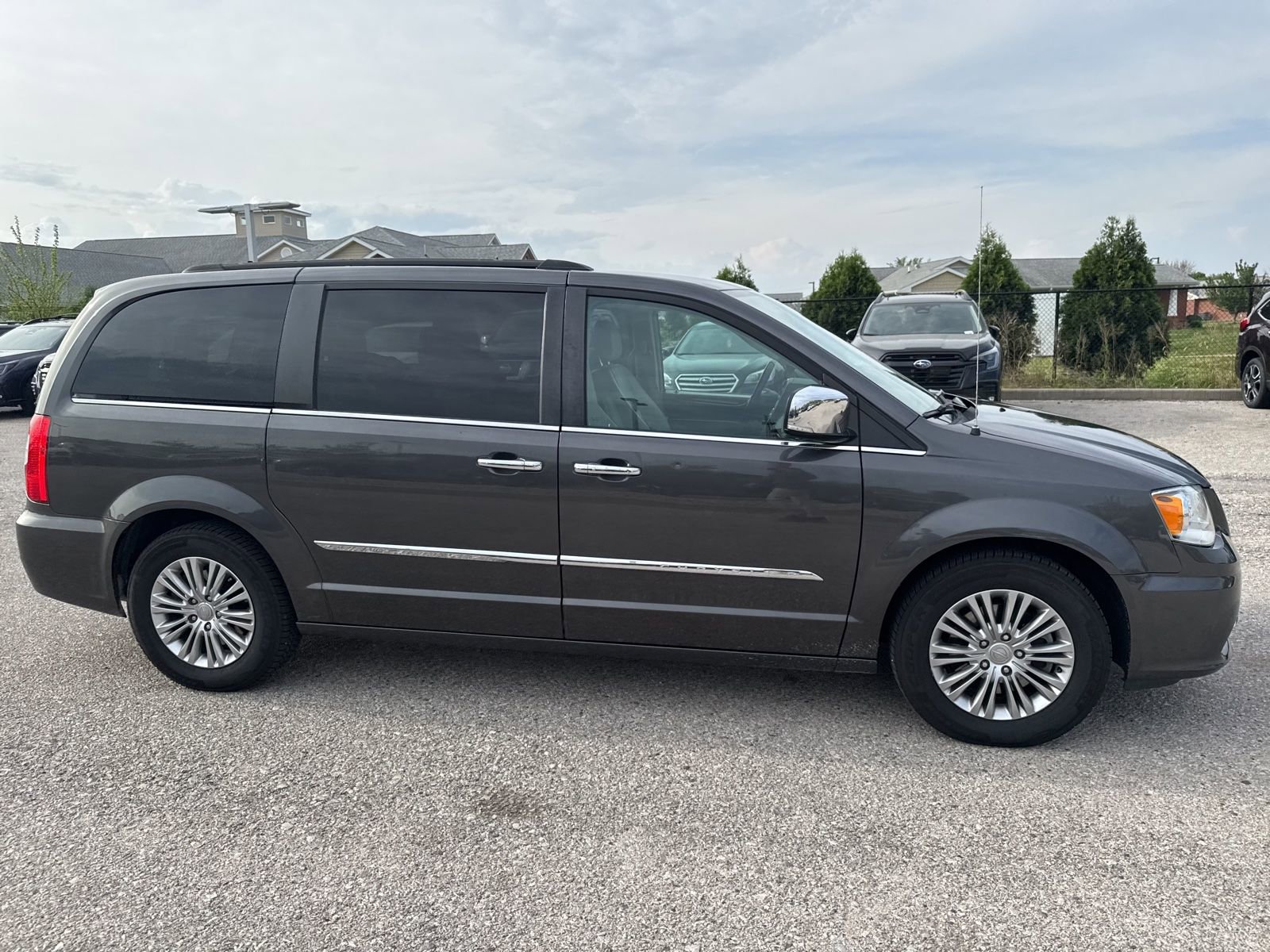 Used 2016 Chrysler Town & Country Touring-L w/ Driver Convenience Group FWD image 9