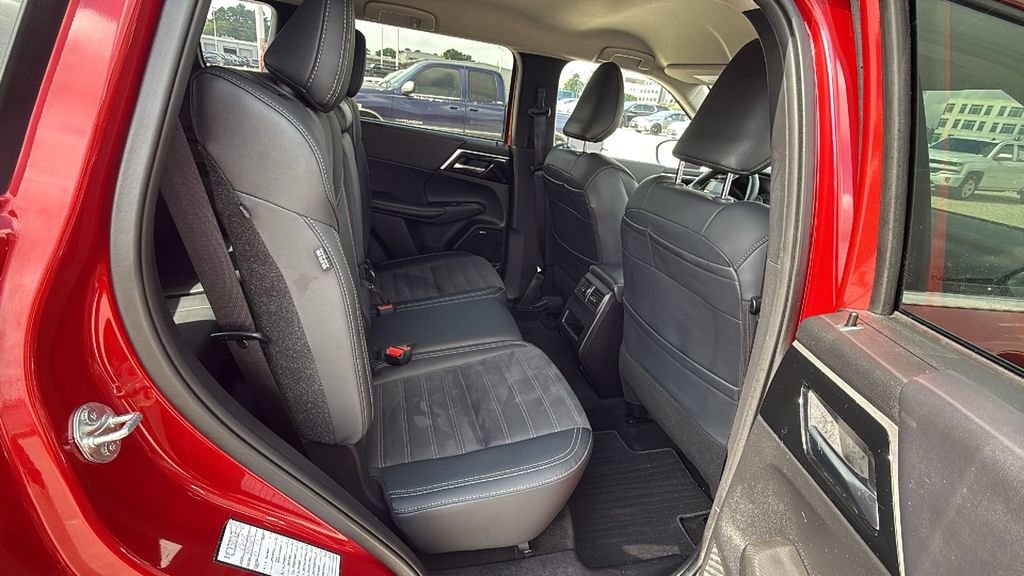 Used 2025 Mitsubishi Outlander SE image 27