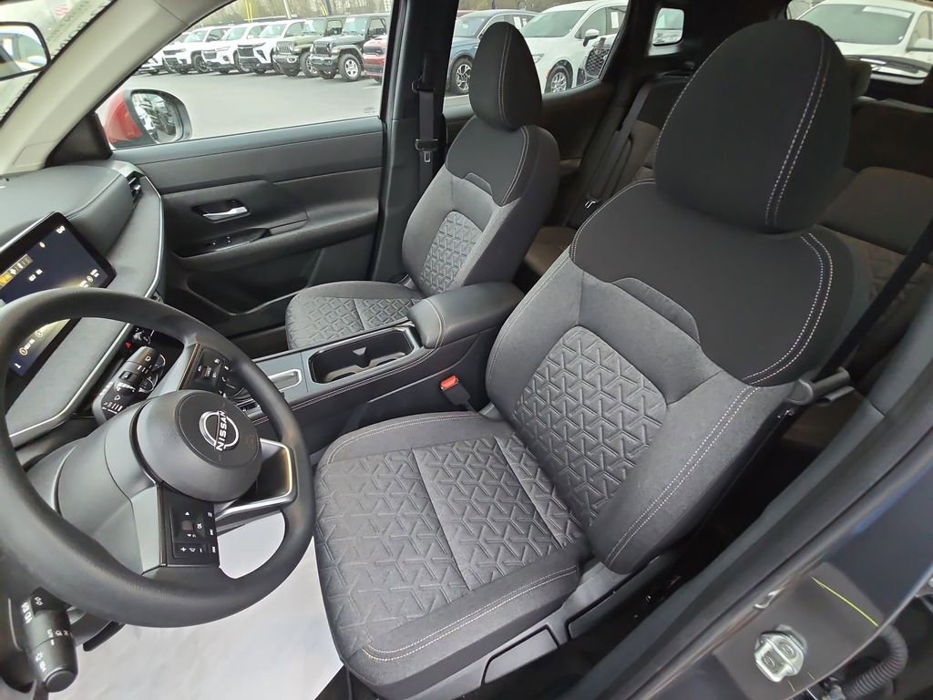 Used 2025 Nissan Kicks SV w/ SV Premium Package image 16