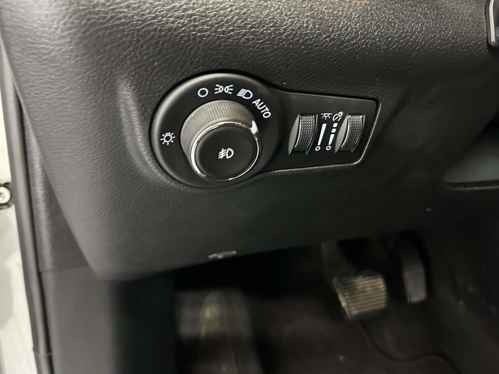 Used 2025 Jeep Compass Limited AWD/4WD image 18