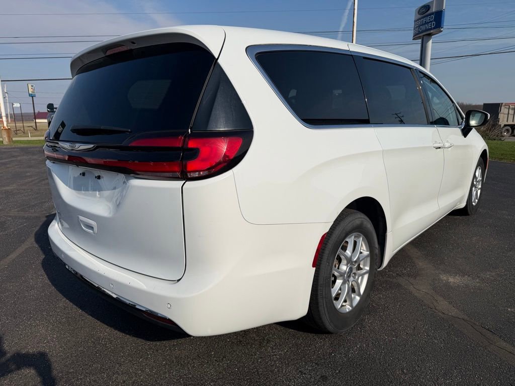 Used 2023 Chrysler Pacifica Touring-L image 10