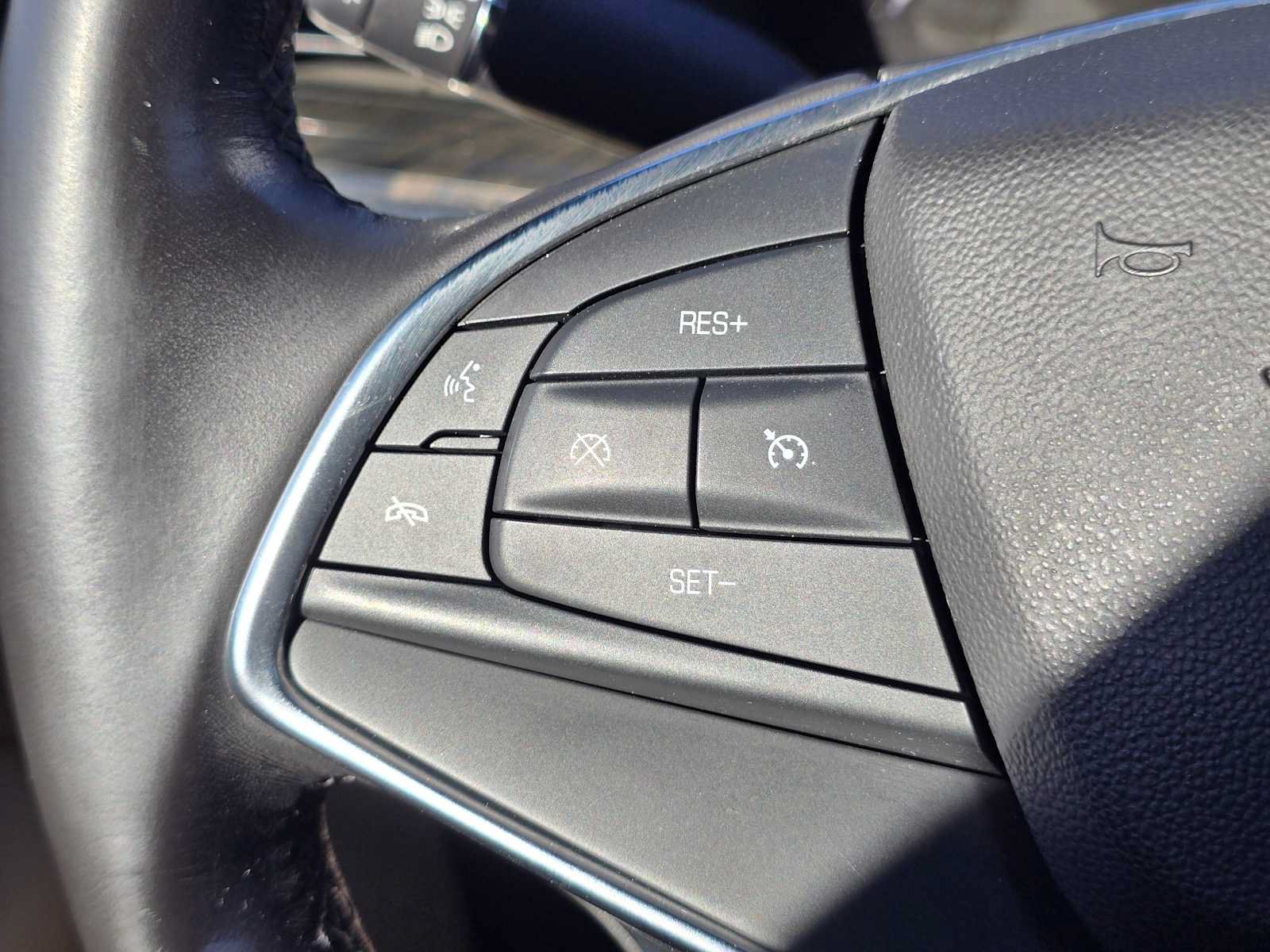 Used 2018 Cadillac XT5 FWD image 33