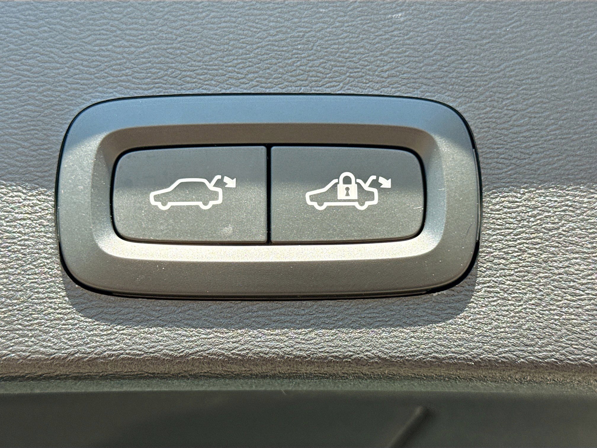 Used 2025 Volvo XC40 B5 Ultra image 13