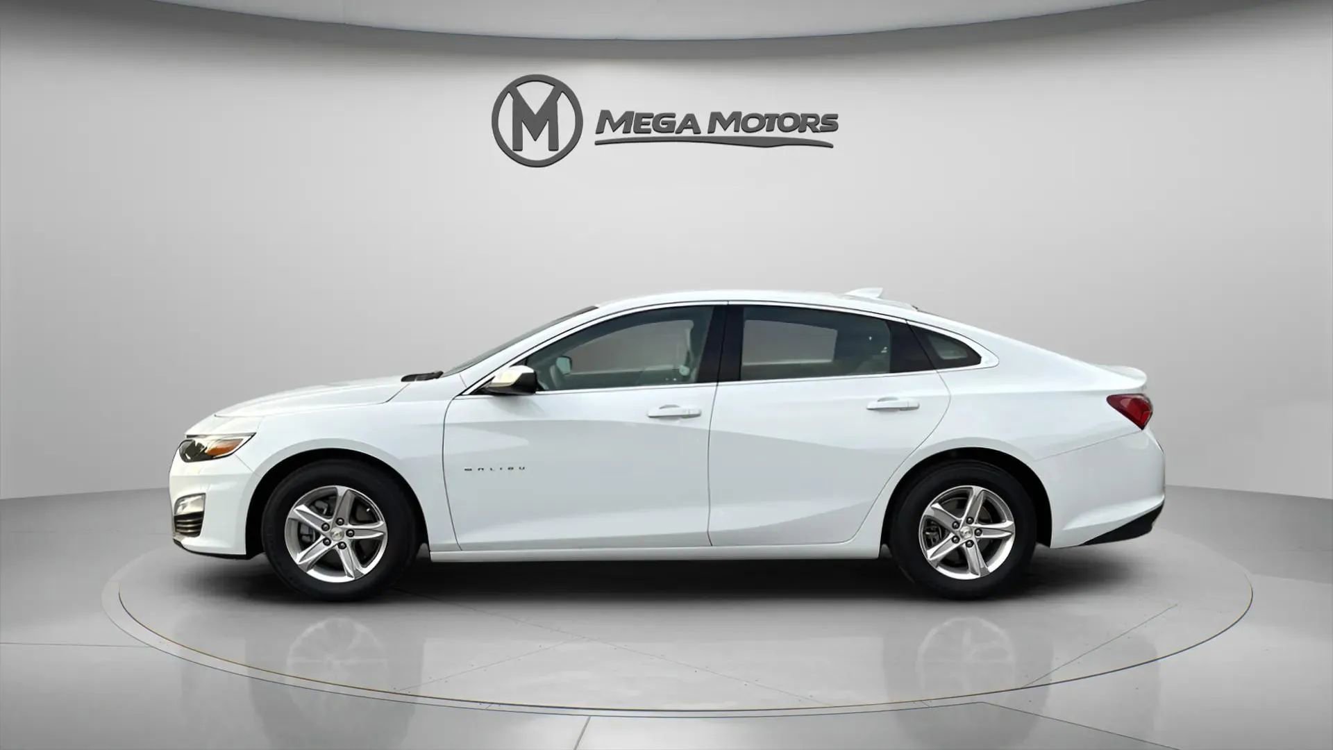 Used 2022 Chevrolet Malibu LT image 2