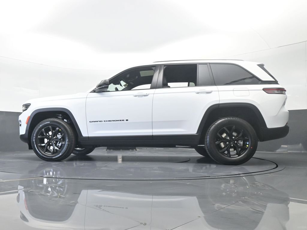 Used 2025 Jeep Grand Cherokee Altitude RWD image 49