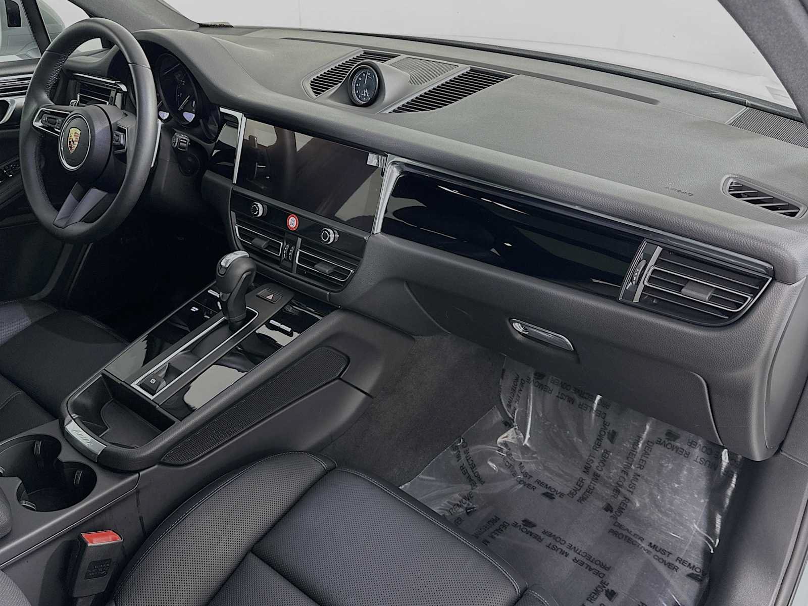 Certified 2025 Porsche Macan AWD/4WD image 31