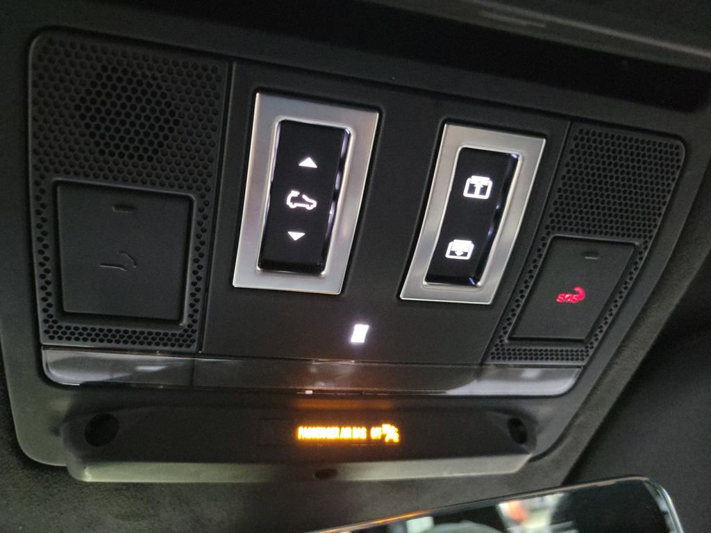 Used 2025 Land Rover Defender 110 image 21