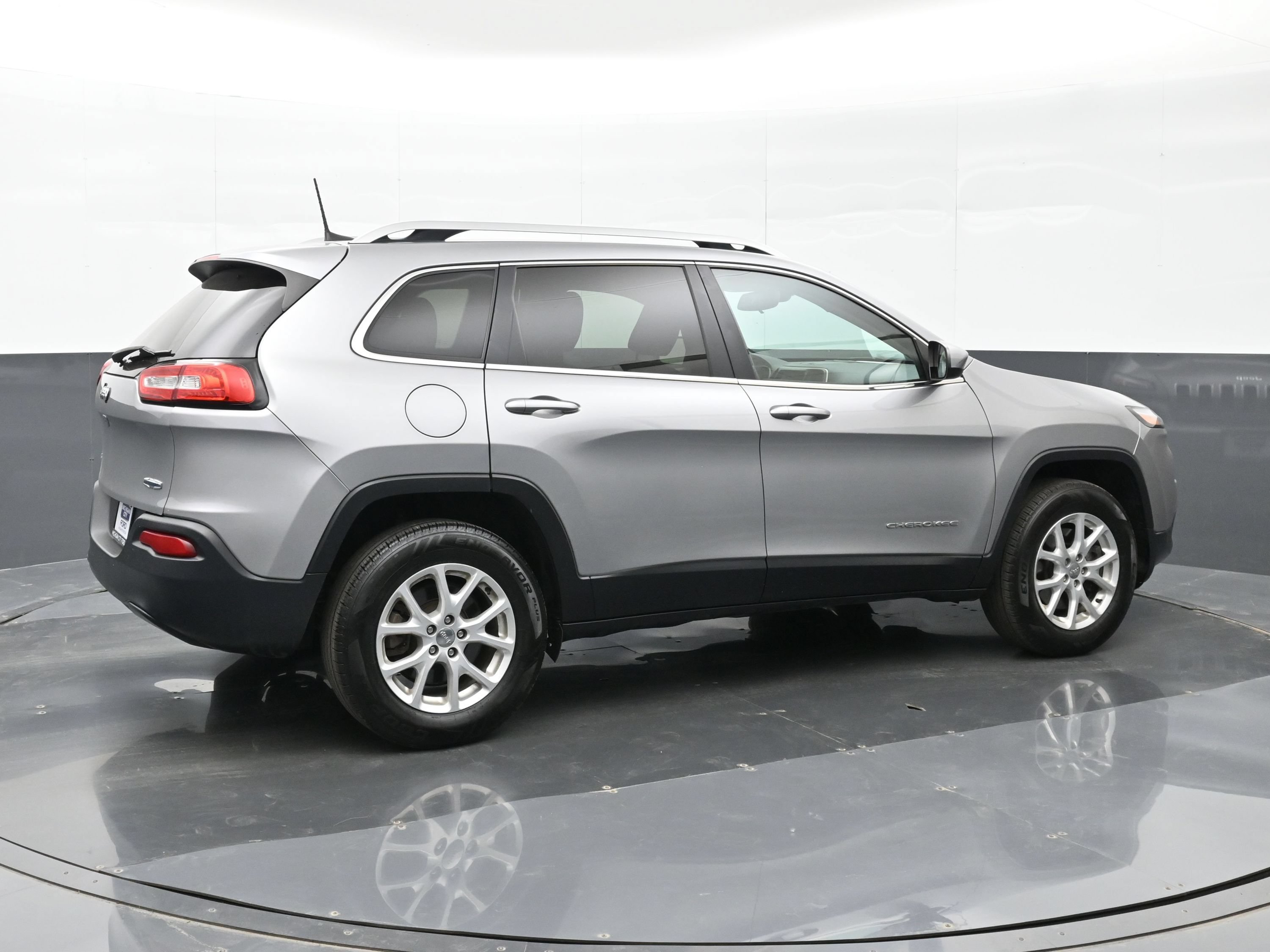 Used 2016 Jeep Cherokee Latitude AWD/4WD image 4