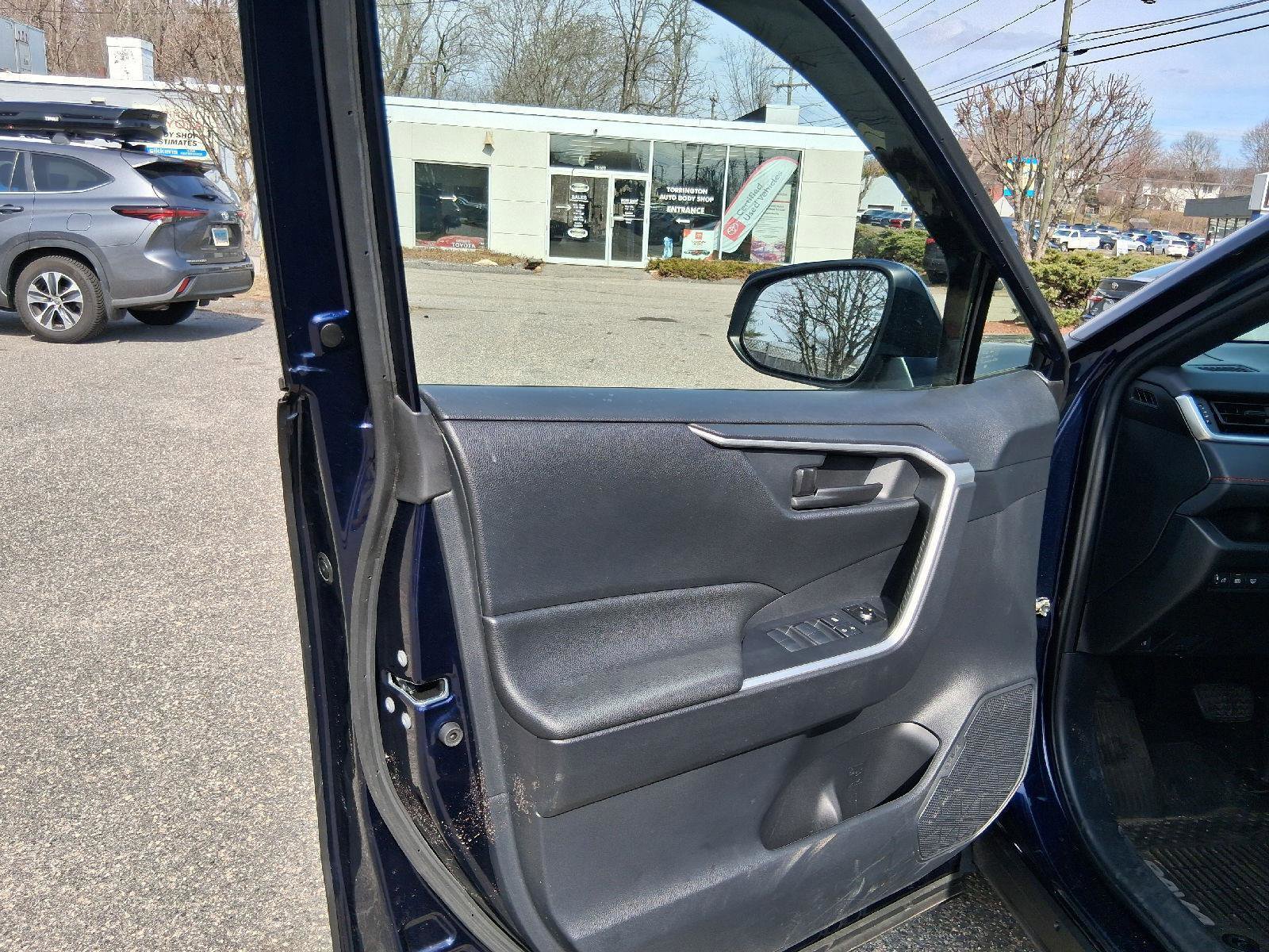 Used 2021 Toyota RAV4 SE w/ Weather & Moonroof Package image 9