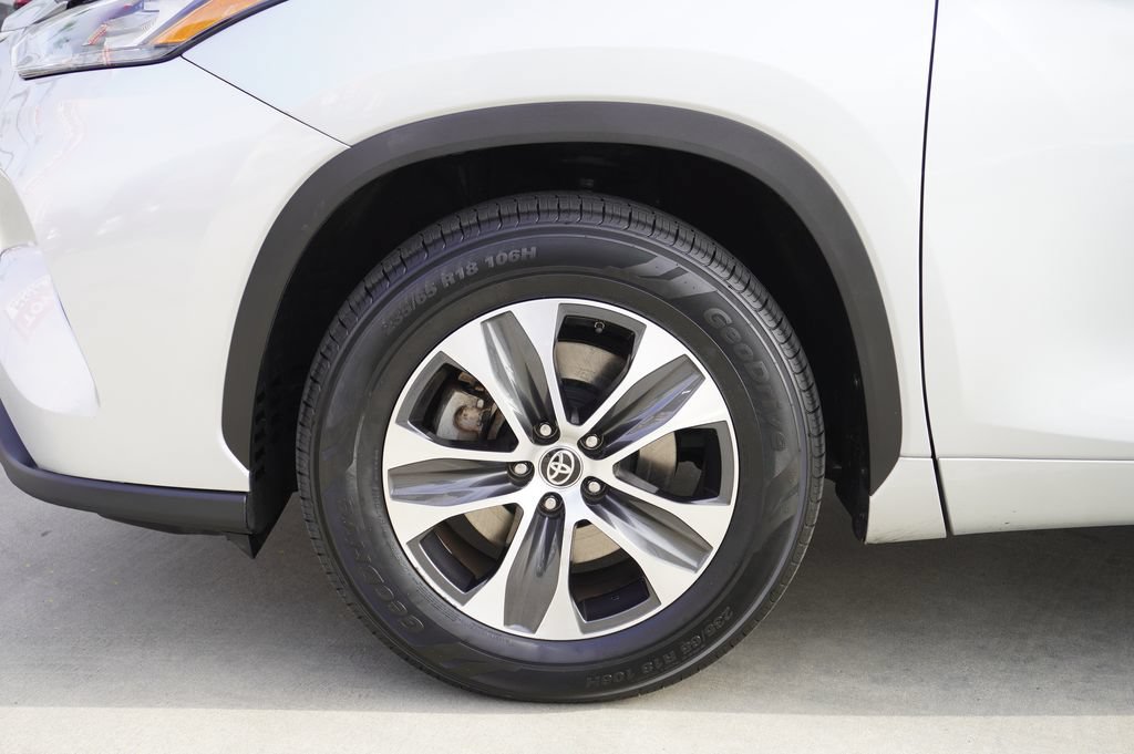 Used 2020 Toyota Highlander XLE FWD image 23