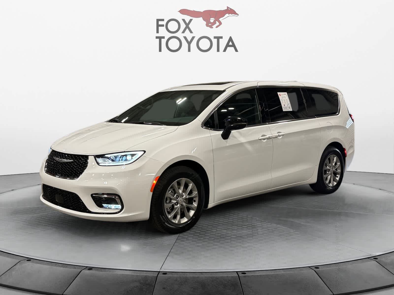 Used 2026 Chrysler Pacifica Limited FWD image 1