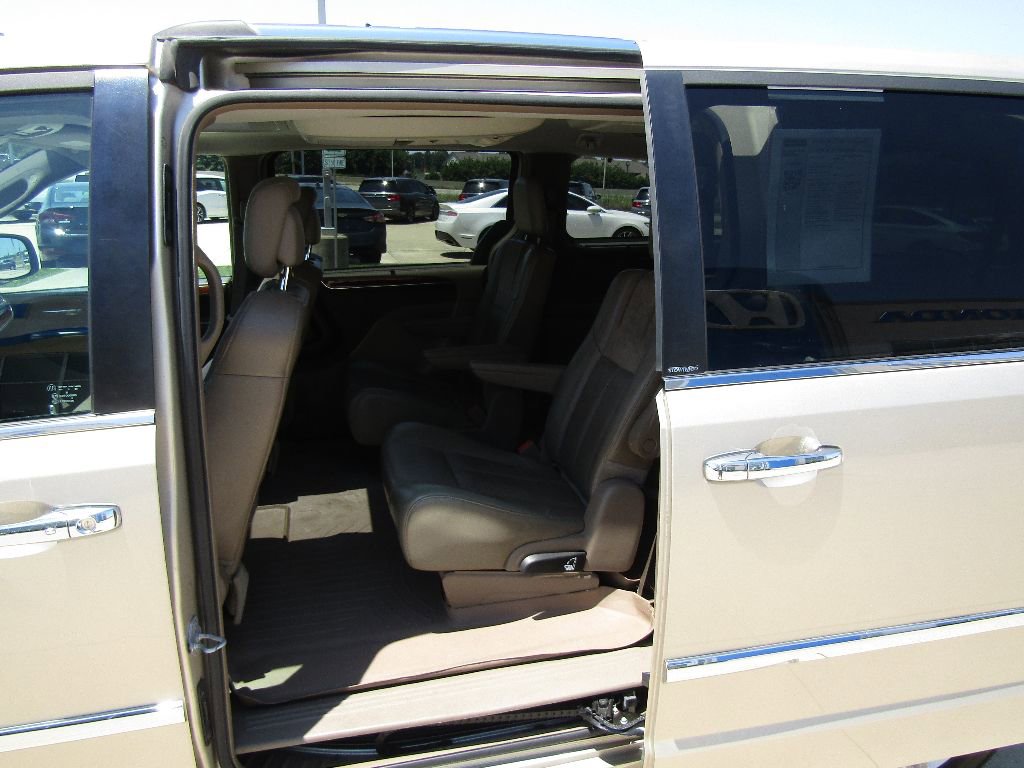 Used 2014 Chrysler Town & Country Limited w/ Luxury Group image 9