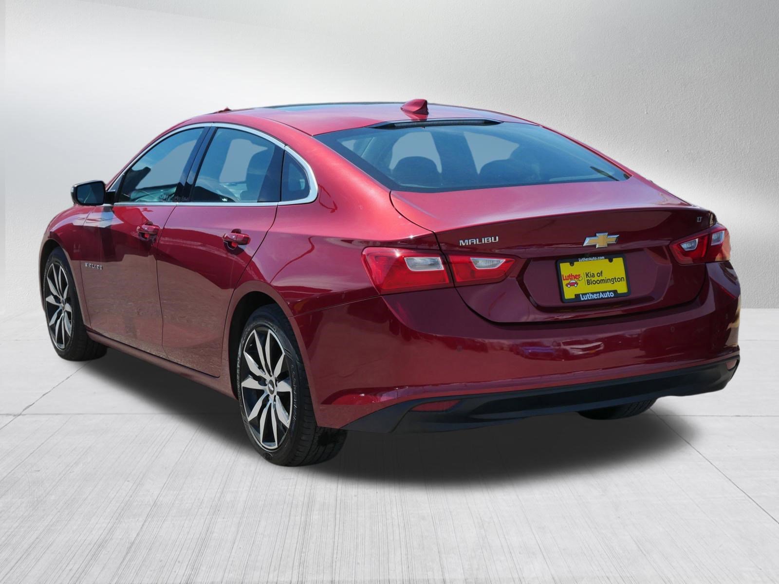 Used 2017 Chevrolet Malibu LT w/ Leather Package FWD image 5