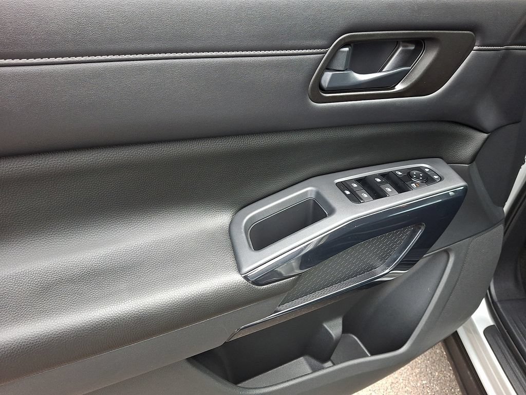 Used 2024 Nissan Pathfinder SV AWD/4WD image 14