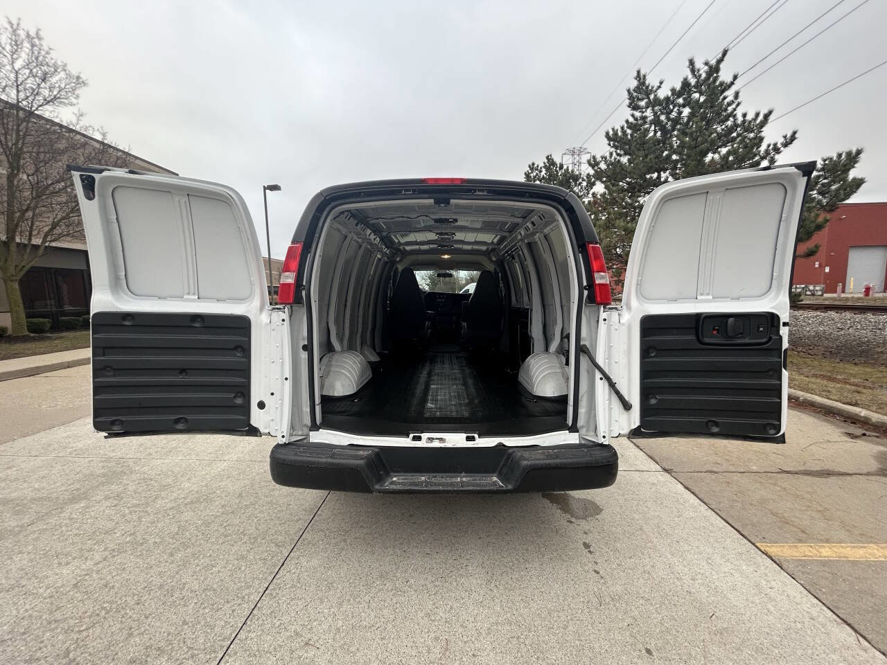 Used 2022 Chevrolet Express 2500 image 18