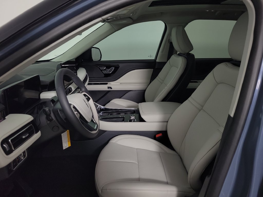 New 2026 Lincoln Aviator 2WD w/ Jet Appearance Package image 16