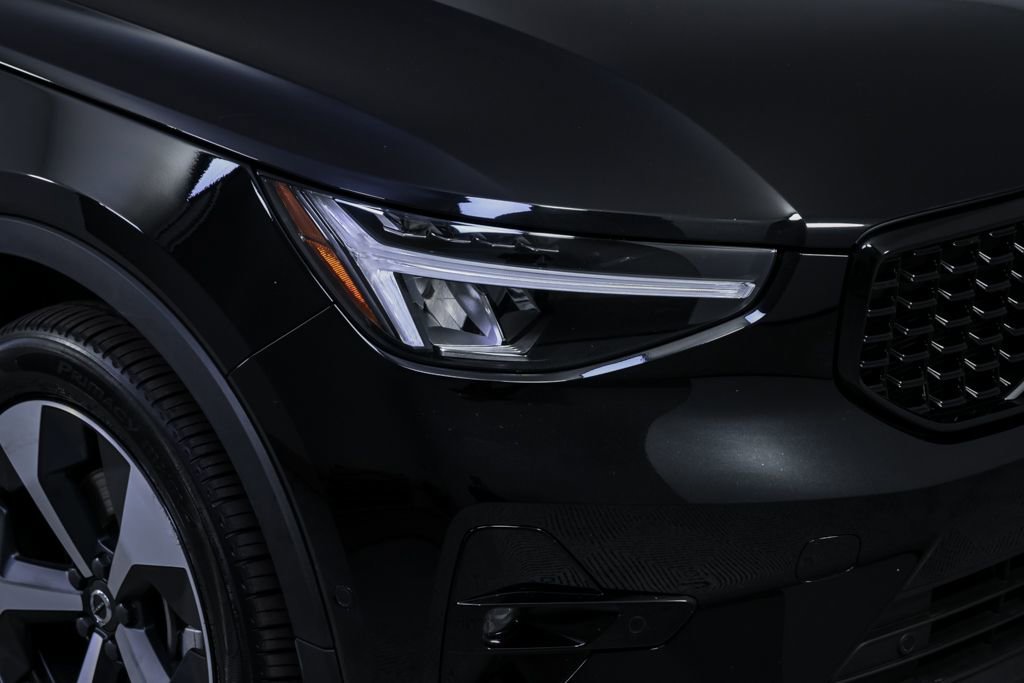 Certified 2025 Volvo XC40 B5 Plus image 38