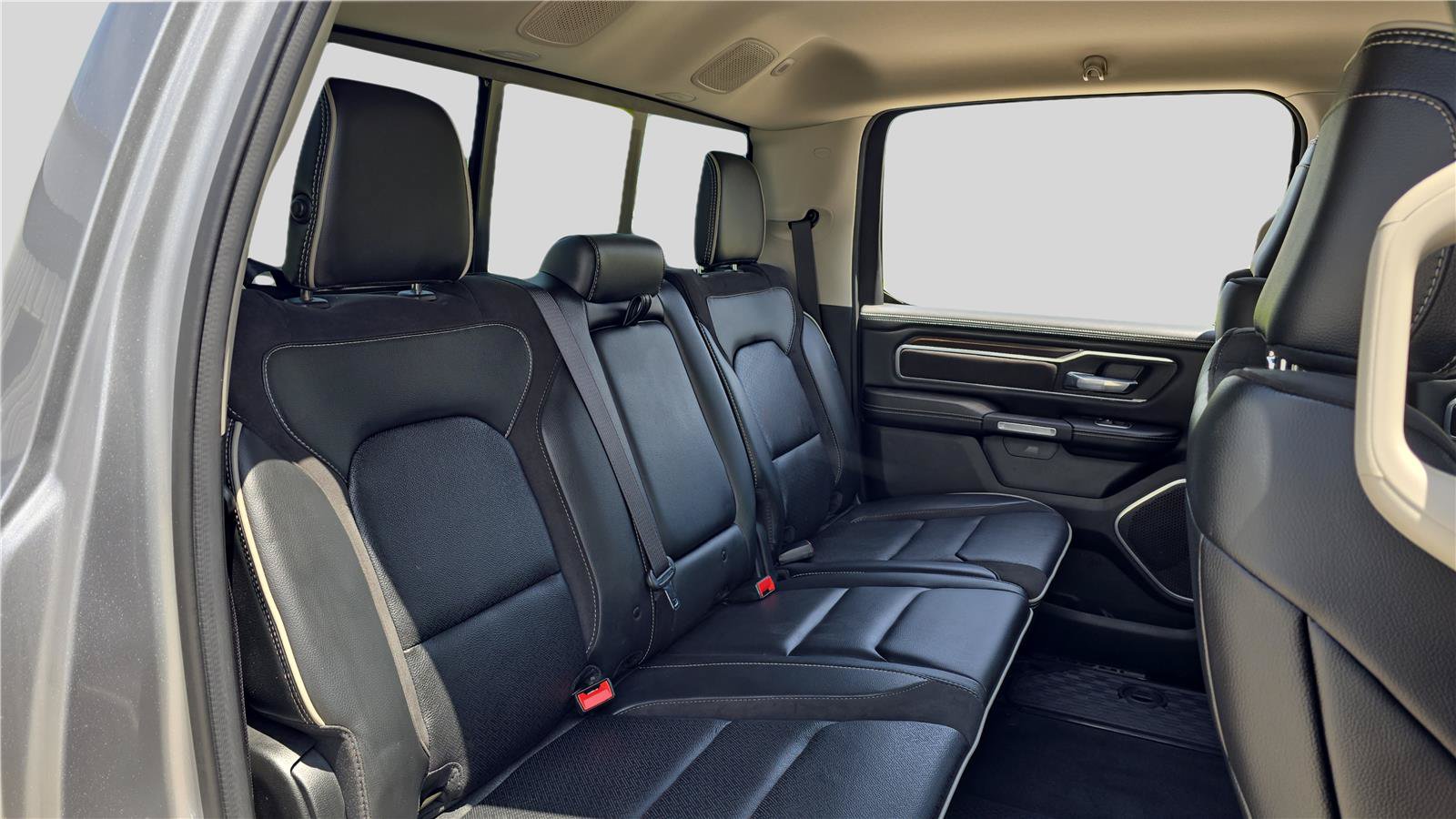 Used 2022 RAM 1500 Laramie AWD/4WD image 17